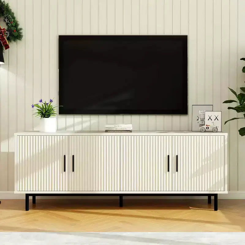 Meuble TV 70" avec portes cannelées, Centre de divertissement avec rangement (PS! Étagère réglable), Console TV moderne pour salon et chambre à coucher