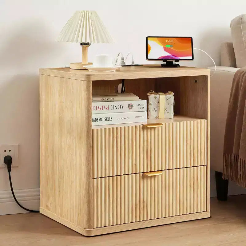 Table d'appoint cannelée en chêne, table de chevet incurvée de 58 cm avec station de charge et tiroirs de rangement pour chambre et salon