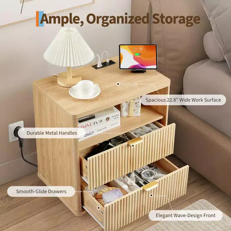 Table d'appoint cannelée en chêne, table de chevet incurvée de 58 cm avec station de charge et tiroirs de rangement pour chambre et salon